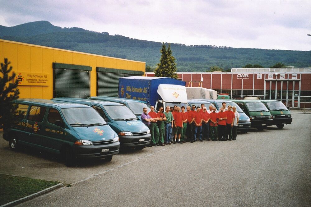Das Team der Willy Schneider AG, Olten, vor der Produktionsstätte im Jahr 1999.